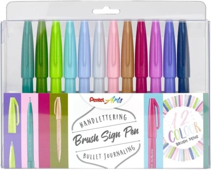 Pentel Brush Sing Pen Confezione da 12 pennarelli con punta a pennello - Linee sottili o spesse a seconda della pressione - Realizzati con l'81% di plastica riciclata - Colori pastello assortiti