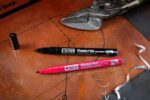 Pentel PenTools Confezione da 4 pennarelli permanenti industriali Pentel Pen N50S - Punta conica resistente e durevole - Tratto 1 mm - Resistente all'acqua e alla luce - Colori: 2x nero, blu e rosso - immagine 3