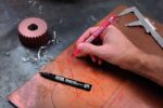 Pentel PenTools Confezione da 4 pennarelli permanenti industriali Pentel Pen N50S - Punta conica resistente e durevole - Tratto 1 mm - Resistente all'acqua e alla luce - Colori: 2x nero, blu e rosso - immagine 4