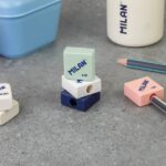 Milan Afila Serie 1918 Espositore da 32 temperamatite - Lama in acciaio - Colori: bianco, azzurro, blu scuro e rosa - immagine 4