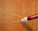 Edding 8900 Pennarello permanente per mobili - Punta tonda 1,5-2 mm - Resistente alla luce - Asciugatura rapida - Colore noce scuro - immagine 3