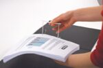Fellowes Bankers Box Confezione da 100 Fastener in plastica da 85 mm - Facilita il trasferimento dei documenti - 2 pezzi in polipropilene riciclato - Capacità fino a 500 fogli - immagine 3