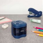 Milan 1918 Serie Temperamatite elettrico doppio standard e maxi - Lama in acciaio al carbonio con sicurezza - Ampio serbatoio - Batterie incluse - Colore blu navy - immagine 3