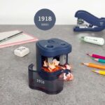 Milan 1918 Serie Temperamatite elettrico doppio standard e maxi - Lama in acciaio al carbonio con sicurezza - Ampio serbatoio - Batterie incluse - Colore blu navy - immagine 4