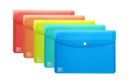 Busta Oxford Urban A6 porta documenti in plastica rigida traslucida A6 - Capacità fino a 40 fogli - Chiusura a clip - Colori assortiti