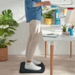 Tappetino antifatica Leitz Ergo Cosy - Aiuta a ridurre l'affaticamento - Migliora la circolazione - Da usare con calzini o a piedi nudi - Colore grigio scuro - immagine 4