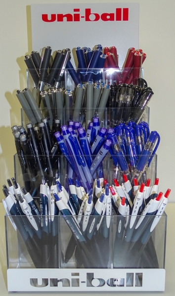 Uni-ball Espositore da 144 articoli di scrittura assortiti - Gamme varie - Colori assortiti