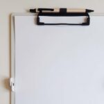 Apli Clipboard pieghevole - Compatto e facile da trasportare - Fissa i fogli con elastico - Estensione per penna - Materiale ABS resistente - Design funzionale e versatile - Colore bianco - immagine 4
