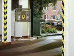 Nastro adesivo di segnalazione Tesa 50 mm x 66 m - Ideale per segnalare ostacoli permanenti - Adesivo senza solventi - Colore giallo/nero - immagine 2