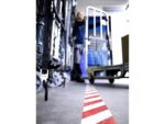 Nastro adesivo di segnalazione Tesa 50 mm x 66 m - Ideale per segnalare ostacoli permanenti - Adesivo senza solventi - Colore rosso/bianco - immagine 2