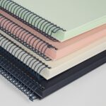 Milan Serie 1918 Confezione da 4 quaderni a spirale formato A4 griglia 5x5 mm - 80 fogli da 95 g/m² - Microperforati, 4 fori - Colori assortiti - immagine 3