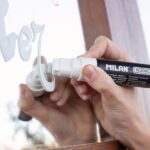 Milan Fluoglass Pennarello per superfici lisce - Punta piatta - Tratto da 8 a 15 mm - Inchiostro a base d'acqua - Facile da cancellare - Colore bianco - immagine 2