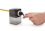 Dahle 144 Temperamatite a manovella - Per matite da 6,5 a 8 mm di diametro - Fresa in acciaio - Inserimento e estrazione automatici della matita - Colore nero - immagine 3