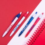 Milan P1 Nata® 624 Espositore da 20 penne a sfera retrattili - Punta rotonda 1 mm - Inchiostro blu - Corpo in colori assortiti - immagine 5