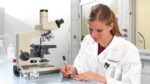 Edding 8015F Pennarello permanente speciale da laboratorio - Punta tonda 0,75 mm - Inchiostro adatto a superfici lisce e trasparenti - Inchiostro quasi inodore e resistente all'acqua, al calore e all'abrasione - Colore nero - immagine 5