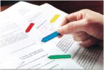 Confezione Post-It Index da 4 dispenser con 24 segnalibri riposizionabili - Forma rettangolare - Colori assortiti - immagine 2