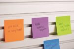 Confezione Post-It da 3 blocchi da 100 foglietti adesivi riposizionabili - Forma rettangolare - 38 x 51 mm - Colori assortiti - immagine 3