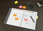 Confezione Post-It da 4 blocchi da 100 foglietti adesivi riposizionabili - Colori neon - 38x51 mm - Offerta 3 blocchi + 1 in omaggio - Colori assortiti - immagine 3