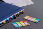 Dispenser Post-It Index con 40 segnalibri riposizionabili - Forma rettangolare - Colori assortiti - immagine 2