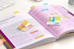 Dispenser Post-It Index con 40 segnalibri riposizionabili - Forma rettangolare - Colori assortiti - immagine 2