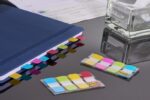 Dispenser Post-It Index con 40 segnalibri riposizionabili - Forma rettangolare - Colori assortiti - immagine 3