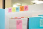 Post-It Super Sticky Confezione da 12 blocchi da 90 foglietti adesivi riposizionabili - Forma quadrata - 76x76 mm - a zig-zag - Colori assortiti - immagine 5