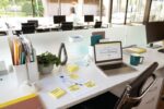 Confezione Post-It da 12 blocchi da 100 foglietti adesivi riposizionabili - Forma rettangolare - 76x127 mm - Colore giallo chiaro - immagine 2