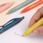 Milan P1 Lava Espositore con 20 penne a sfera retrattili - Punta rotonda 1 mm - Inchiostro blu - Colori assortiti - immagine 3