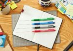 Stabilo Pointball Colorful Penna a sfera a scatto - Tratto 0,5 mm - Realizzata con l'87% di bioplastica - Impugnatura antiscivolo - Ricaricabile - Colore blu - immagine 3