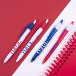 Milan P1 Nata® 624 Confezione da 4 penne a sfera retrattili - Punta rotonda 1 mm - Inchiostro blu - Corpi in colori assortiti - immagine 3
