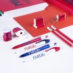 Milan P1 Nata® 624 Confezione da 4 penne a sfera retrattili - Punta rotonda 1 mm - Inchiostro blu - Corpi in colori assortiti - immagine 4