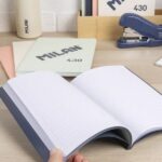 Milan 430 Taccuino rilegato in formato A5 a righe da 1 linea da 7 mm - 48 fogli da 95 g/m² - Microperforato - Copertina morbida - Colore blu - immagine 2