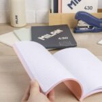 Milan 430 Taccuino rilegato in formato A5 a righe (1 riga ogni 7 mm) - 48 fogli da 95 g/m² - Microperforato - Copertina morbida - Colore rosa - immagine 2
