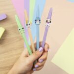Bic Cristal Pastel Figurines Confezione da 5 penne a sfera - Corpo opaco in colori pastello con figure di animali - Punta arrotondata da 1 mm - Tratto 0,4 mm - Inchiostro a base di olio - Colore dell'inchiostro: blu - immagine 3
