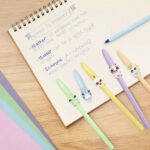Bic Cristal Pastel Figurines Confezione da 5 penne a sfera - Corpo opaco in colori pastello con figure di animali - Punta arrotondata da 1 mm - Tratto 0,4 mm - Inchiostro a base di olio - Colore dell'inchiostro: blu - immagine 4