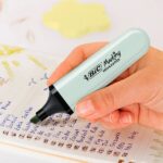 Bic Marking Highlighter Flat Pastel Mineral Confezione da 6 evidenziatori fluorescenti - Punta smussata - Tratto tra 1,20 e 4,60 mm - Inchiostro a base d'acqua - Colori pastello minerali assortiti - immagine 5