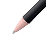5 mm - Realizzata con l'87% di bioplastica - Impugnatura antiscivolo - Ricaricabile - Inchiostro blu - Colore del corpo: fard