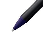 5 mm - Realizzata con l'87% di bioplastica - Impugnatura antiscivolo - Ricaricabile - Inchiostro blu - Colore del corpo blu ultramarino