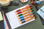 Stabilo Pointball Espositore con 38 penne a sfera retrattili - Punta da 1 mm - Inchiostro a base di olio - Ricaricabile - 87% di plastica riciclata - Impugnatura antiscivolo - Colori assortiti - immagine 3