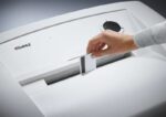 Dahle 214 Distruggidocumenti manuale a strisce P-2 - Distrugge fino a 26 fogli - Capacità del cestino 140 L - Ruote girevoli - Colore grigio - immagine 3