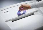 Dahle 114 Distruggidocumenti manuale a strisce P-2 - Distrugge fino a 35 fogli - Capacità del cestino 140 L - Ruote girevoli - Colore grigio - immagine 4
