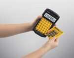 Casio WM-320T Calcolatrice da tavolo a 12 cifre - Tastiera rimovibile e lavabile IP54 - Display grande - Simboli di comando delle funzioni - Alimentazione solare e a batterie - Colore giallo/nero - immagine 3