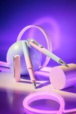 Faber-Castell Poly Ball Flow Edition Blushing Sky Penna a sfera a scatto XB - Forma triangolare ergonomica - Morbida al tatto - Colore rosa/blu sfumato - immagine 3