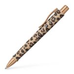 Faber-Castell Poly Ball Leo Edition 2026 Espositore con 24 penne a sfera retrattili XB - Forma triangolare ergonomica - Morbida al tatto - Design assortiti - immagine 3