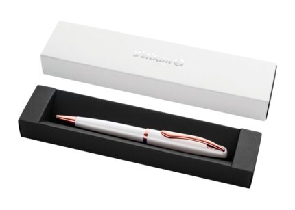 Pelikan Jazz Noble Penna a sfera retrattile - Tratto da 1 mm - Meccanismo a rotazione - Ricarica 337M blu - Astuccio regalo - Dettagli cromati - Colore perla