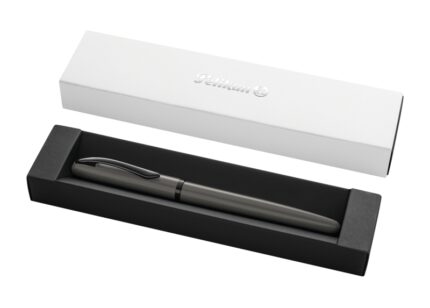 Pelikan Jazz Noble Penna Stilografica - Punta M - Corpo Satinato con Dettagli Cromati - Meccanismo a Cartuccia Universale - Astuccio Regalo - Colore Grigio Scuro