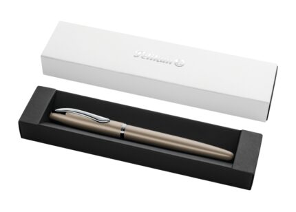 Pelikan Jazz Noble Penna Stilografica - Punta M - Corpo Satinato con Dettagli Cromati - Meccanismo a Cartuccia Universale - Astuccio Regalo - Colore Marrone
