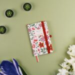 Finocam Moniquilla Quaderno con copertina rigida - 72 fogli - 90x150 mm - Carta crema da 80 g/m² - Liscia - Tasca interna - Chiusura con elastico - Fogli microperforati - Multicolore - immagine 2