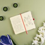 Finocam Moniquilla Quaderno con copertina rigida - 72 fogli - 90x150 mm - Carta crema da 80 g/m² - Liscia - Tasca interna - Chiusura con elastico - Fogli microperforati - Multicolore - immagine 3
