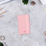 Finocam Nexo Quaderno a Copertina Morbida - 72 Fogli - 90x150mm - Carta Crema da 80g/m² - Liscia - Tasca Interna - Chiusura con Elastico - Fogli Microperforati - Colore Rosa - immagine 2